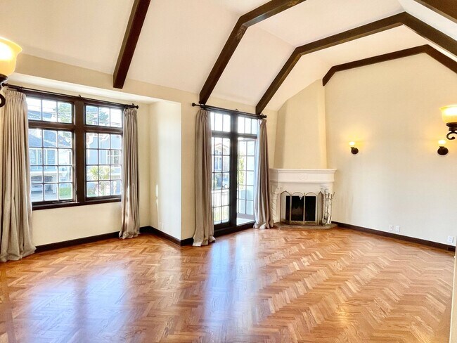 Building Photo - 3 BR/3BA Elegant Home! 2 Car Parking! Priv...