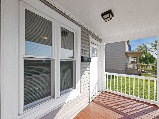 Foto del edificio - Newly Updated 2 Bedroom Home – Bright, Mod...