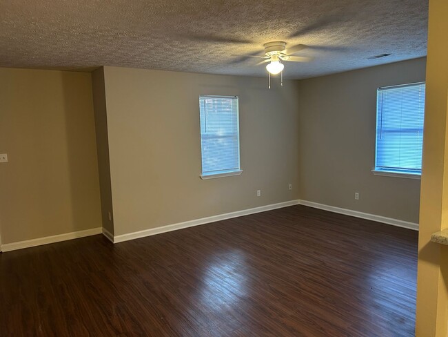 Building Photo - 1011 Wellington Dr