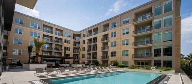 Building Photo - 2119 Westheimer Rd