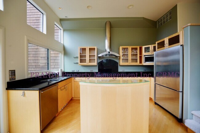 Foto del edificio - End Unit w/ Abundant Sunshine & Spacious Deck