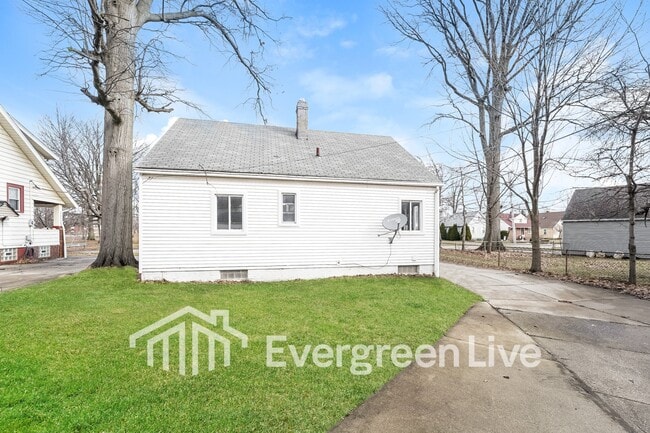 Building Photo - 23200 Blackstone Ave