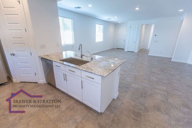 Building Photo - 3847 S 63rd Dr - 4BR, 3BA - S 63rd Ave/ W ...