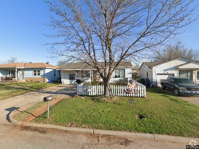 Building Photo - 3833 SW 38th St