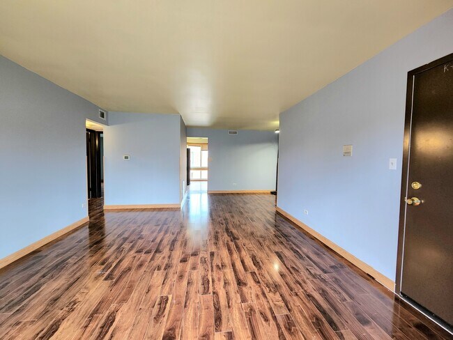Building Photo - 5406 Chateau Dr