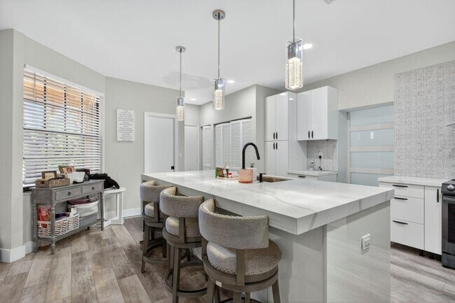Foto del edificio - 11910 Glenmore Dr