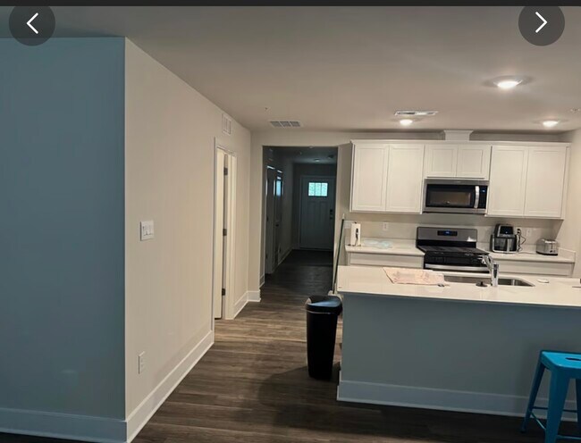 Foto del edificio - 672 Armstrong Ave