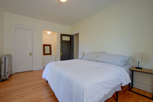 Foto del edificio - 1364 E 48th St