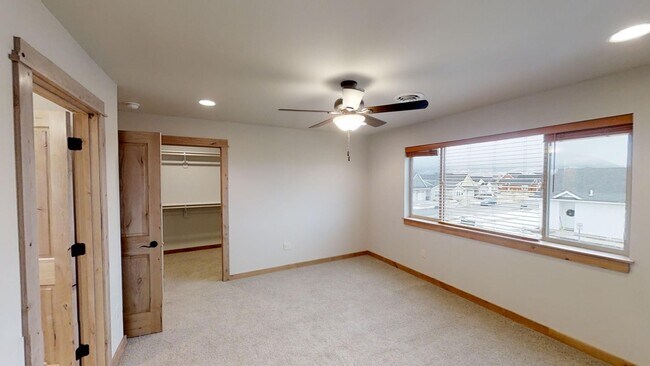 Foto del edificio - Spacious Townhome - Two Car Garage, Fenced...
