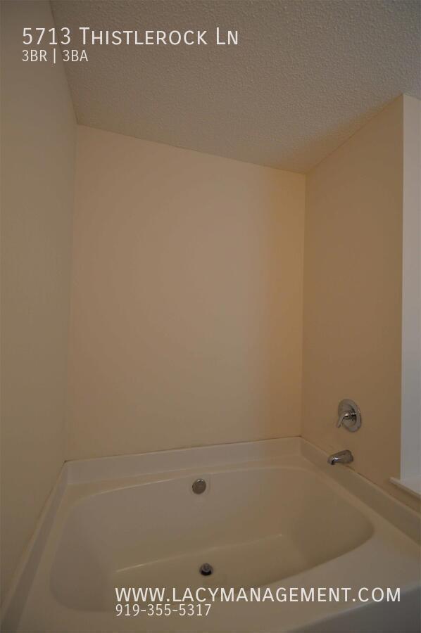 Building Photo - 5713 Thistlerock Ln