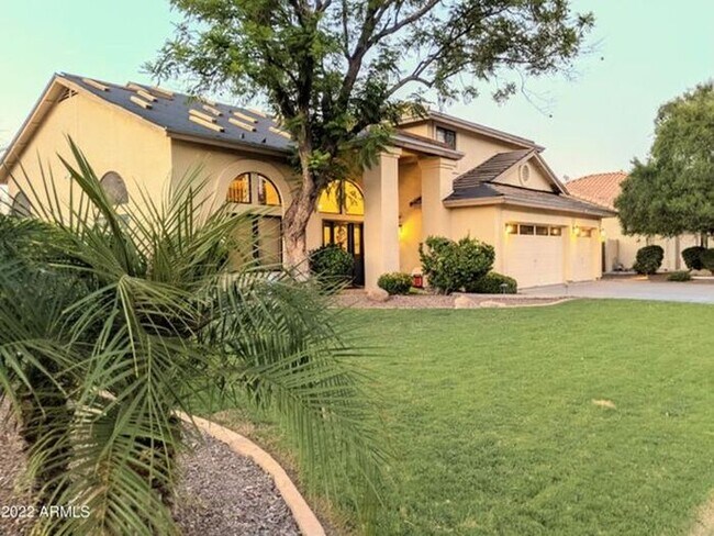 Building Photo - LOCATION!! Beautiful 4 bedrooms, 3 baths, ...