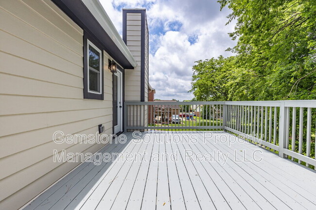 Building Photo - 919 Oak Meadow Dr