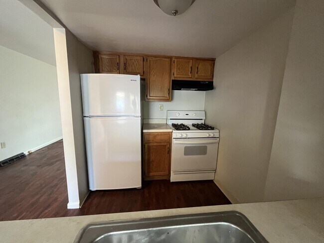 Building Photo - 353 Dersam St
