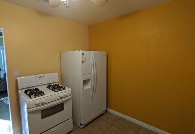 Building Photo - Family Entertaining Large Lot Home in Chin...