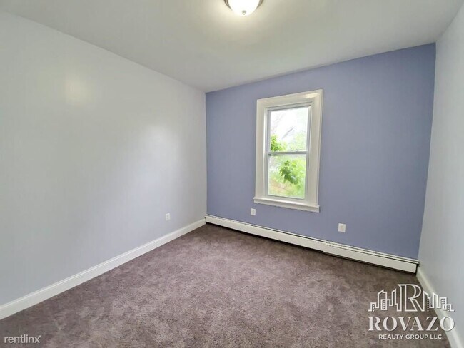 Building Photo - 4 br, 1 bath Apartment - 107 S 10th St Apt 2