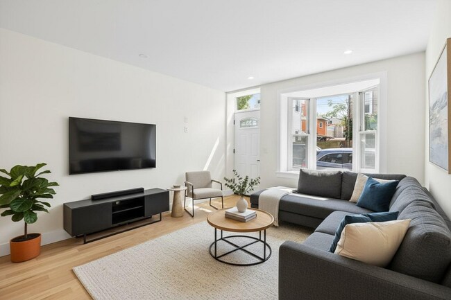 Foto del edificio - 2441 E Firth St