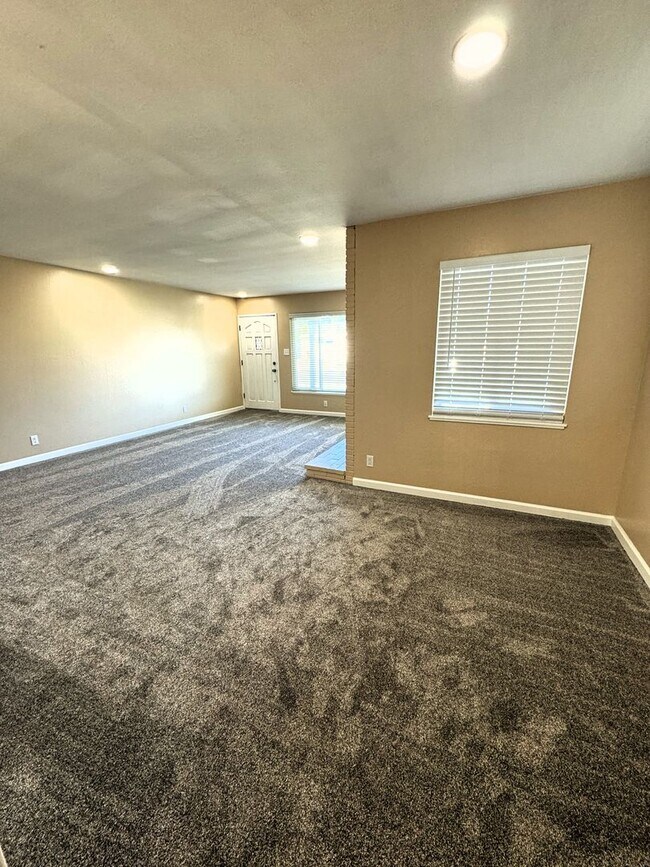 Foto del edificio - 3-Bedroom Home with Spacious Backyard Available to move in April 1