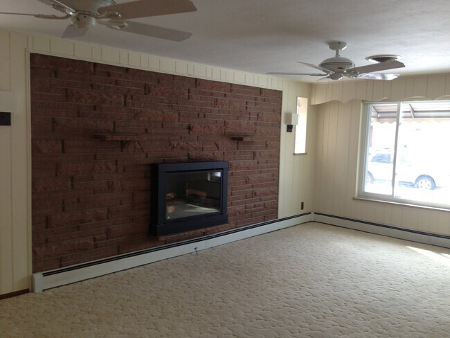 Building Photo - Beautiful 3BR/2BA home ! Great yard & garage