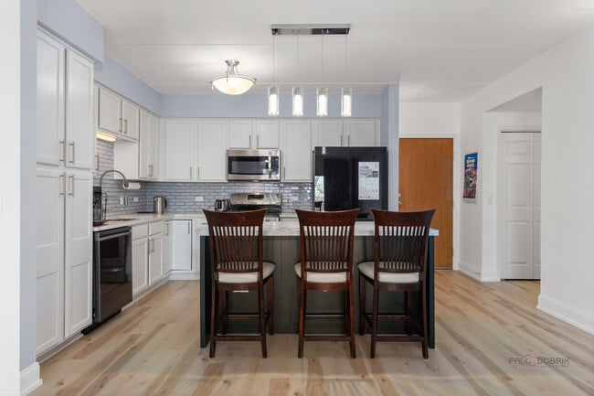 Building Photo - 8727 W Bryn Mawr Ave