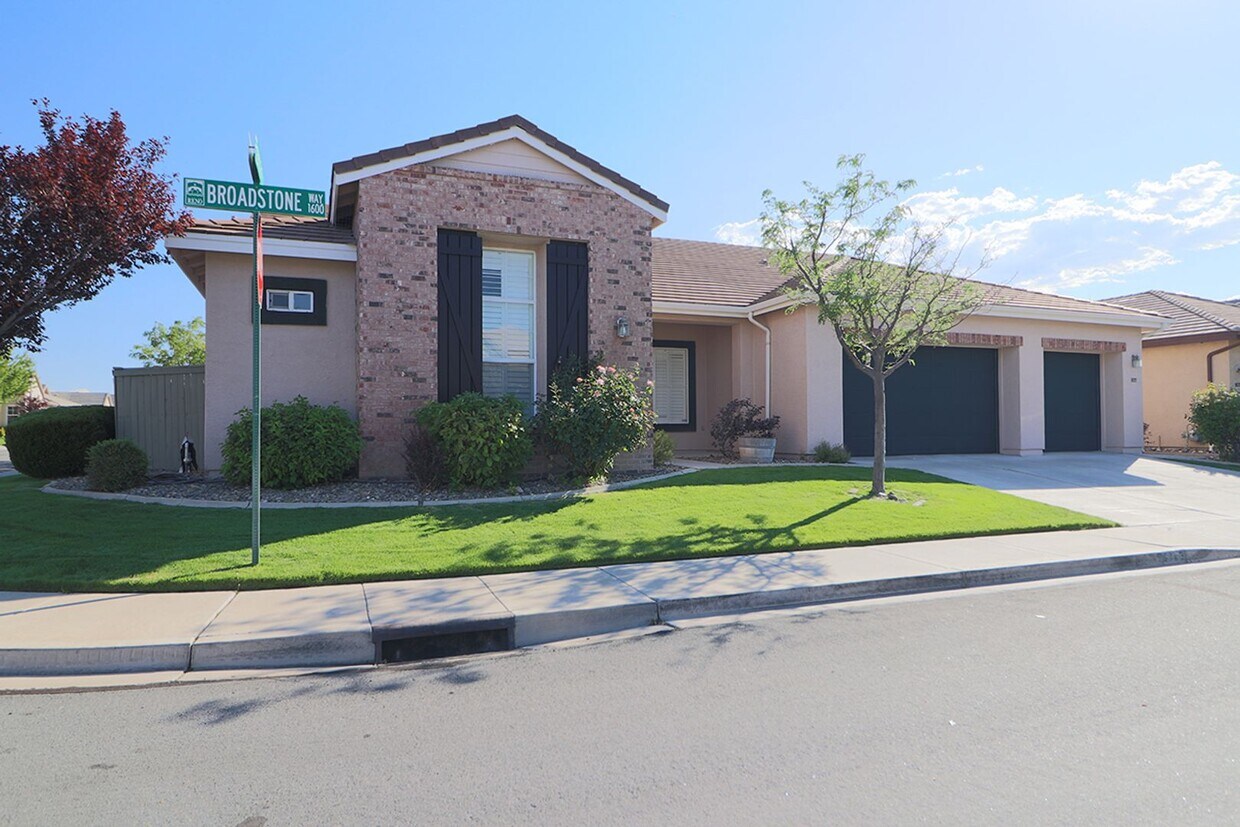 Primary Photo - 1692 Broadstone Way