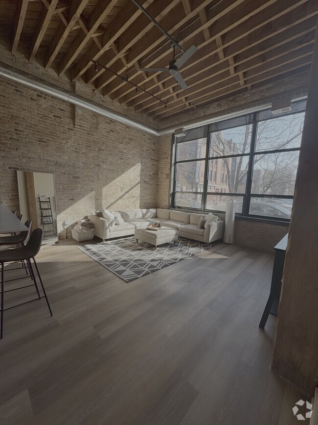 Building Photo - 818 N Wolcott Ave