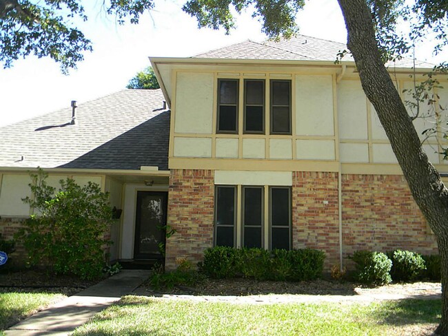 Foto del edificio - 2711 River Birch Dr
