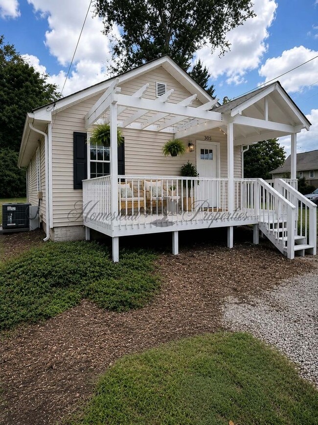 Building Photo - MOVE IN SPECIALS!! 3 Bedroom / 2 Bath Home on Lamont