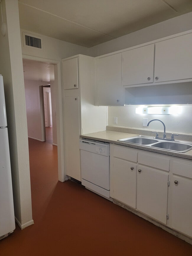 Classic kitchen view - Palisade Flats