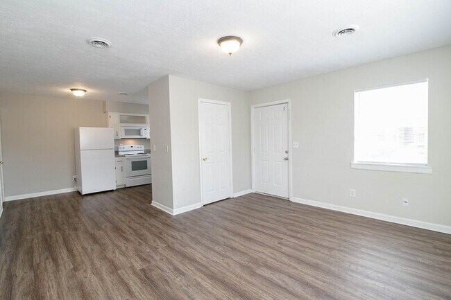 Building Photo - 404 -20 Thompsonville Lane