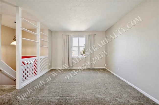 Foto del edificio - Adorable 3 Bed 2 Bath Duplex in Olathe-coming SOON!!