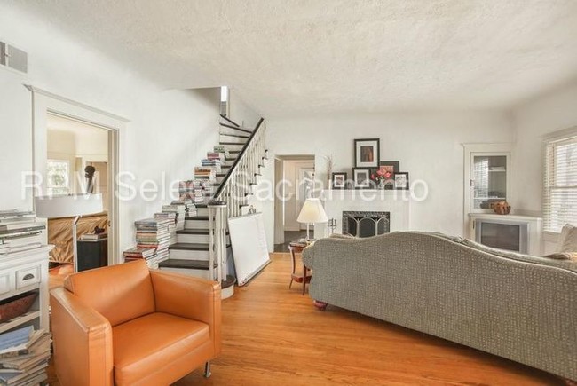 Building Photo - 4 bed 2 bath in the Fabulous 40's of East Sac