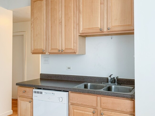 Building Photo - 854 W Cornelia Ave