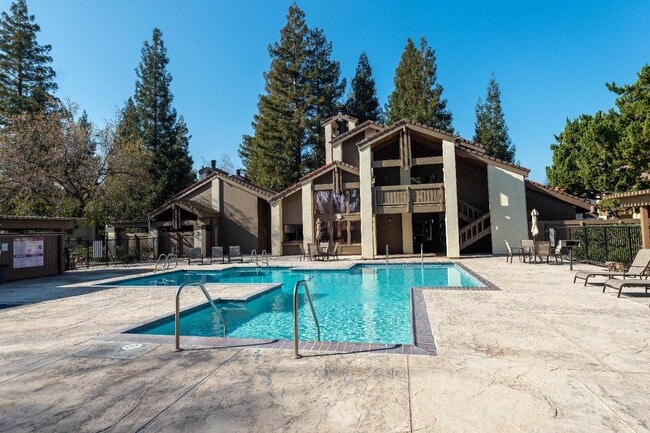 Building Photo - 3701 Colonial Dr