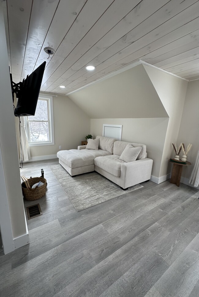 Living room - 562 S Main St