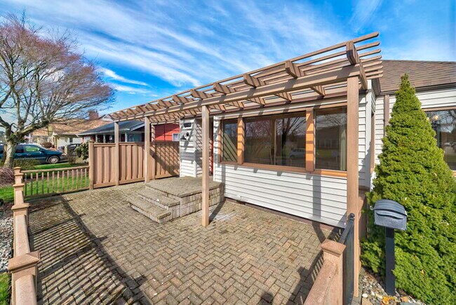 Building Photo - CUTE AND COZY TWO BEDROOM WITH GARAGE