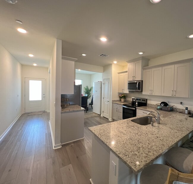 Building Photo - 7815 Cherimoya Dr