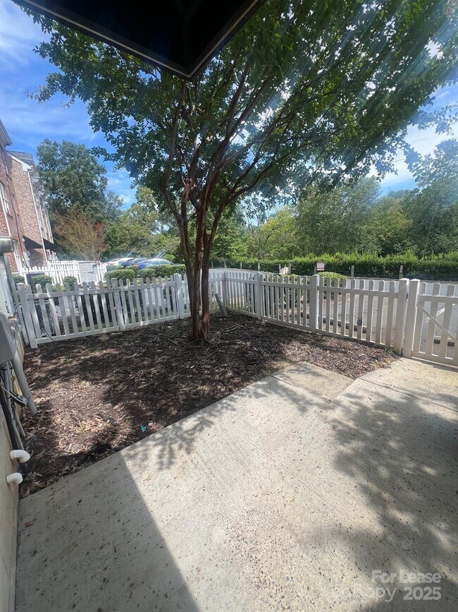 Foto del edificio - 8728 Arbor Creek Dr