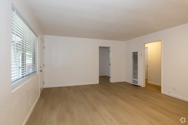 3BR, 1BA - 1,000SF - Living Room - Solana