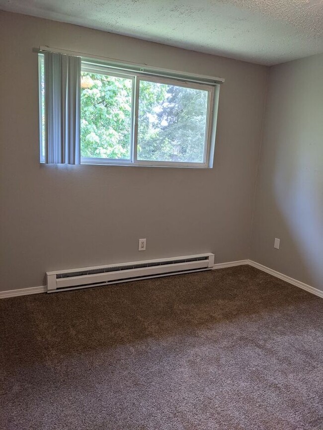 Building Photo - Two Bedroom Unit in Oregon City