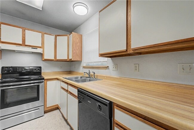 Building Photo - 1366 E Sequoyah Ct