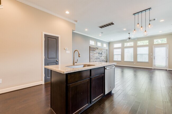 Foto del edificio - 5807 Larkin St