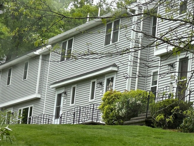 Building Photo - 404 Pondview Pl