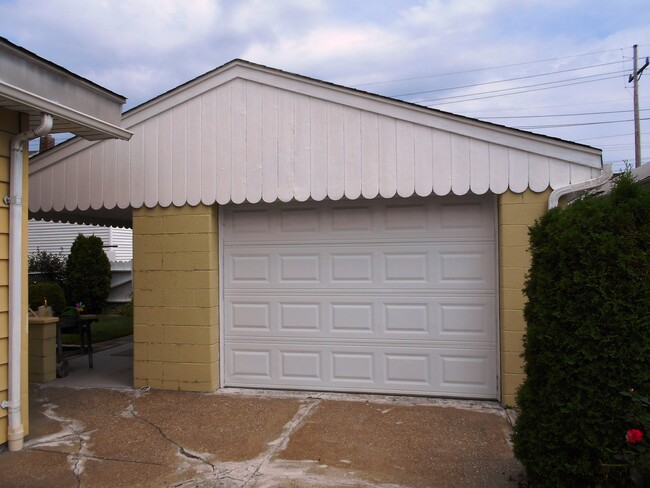 (1) car garage w/ opener - 2955 Maple St
