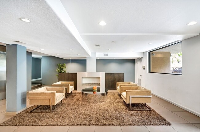 Foto del edificio - 141 S Clark Dr