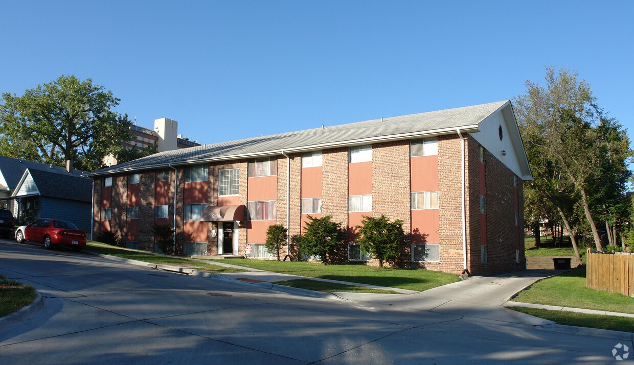 Safari Apartments Apartments in Omaha, NE