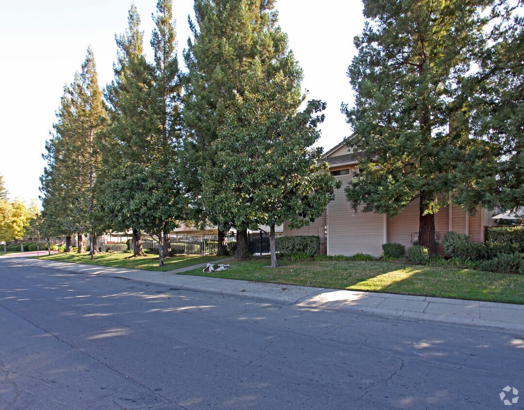 Crestview Townhomes Apartments in Carmichael, CA