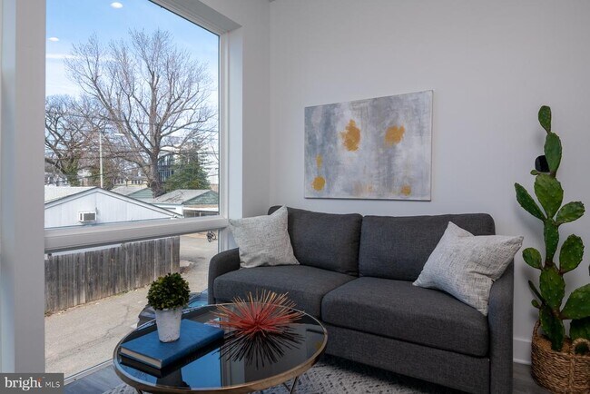 Foto del edificio - 818 Bladensburg Rd NE