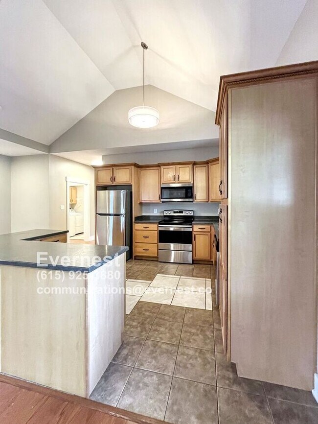 Foto del edificio - 5-Bedroom, 3-Bathroom Home with Modern Ame...