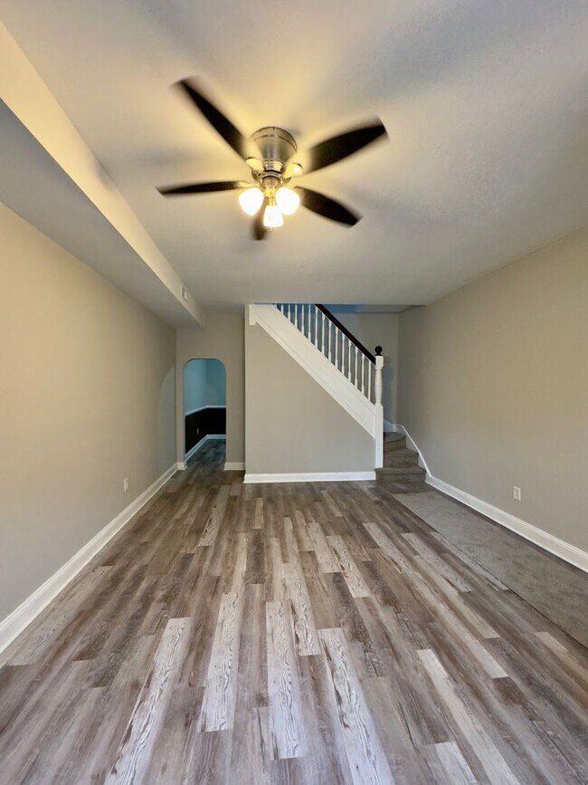 Foto del edificio - Spacious 3-Bedroom Townhome with Modern Am...