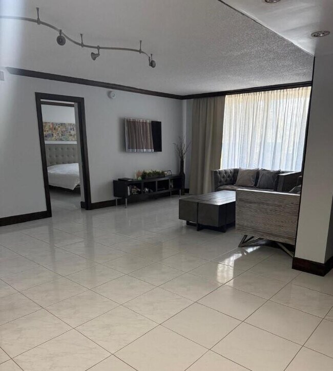 Building Photo - 1833 S Ocean Dr